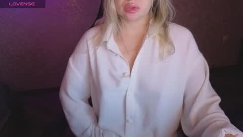 Snapshot of lisenok26 chatting on June 11, 12:32 am Anna online show from June 11, 12:32 am