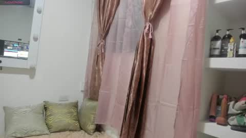 Snapshot of lissa_petitee chatting on July 20, 2:04 am lissa_petitee online show from July 20, 2:04 am