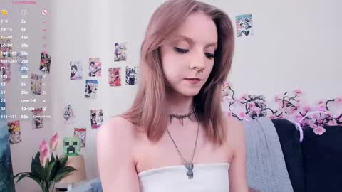 Snapshot of little__caprice chatting on April 22, 7:33 am Bella online show from April 22, 7:33 am