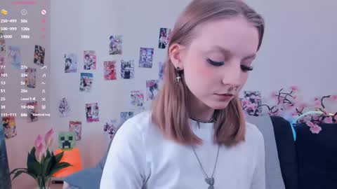 Snapshot of little__caprice chatting on April 25, 7:22 am Bella online show from April 25, 7:22 am