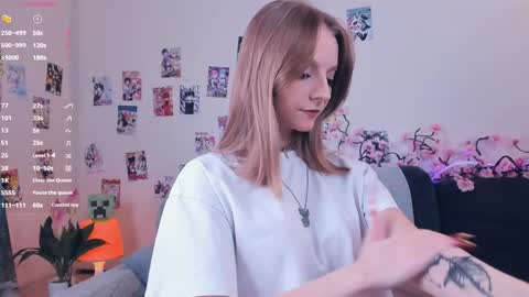 Snapshot of little__caprice chatting on April 28, 7:24 am Bella online show from April 28, 7:24 am