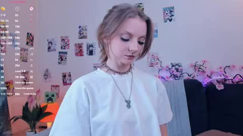 Snapshot of little__caprice chatting on April 29, 7:45 am Bella online show from April 29, 7:45 am