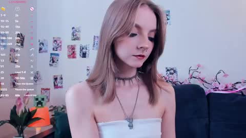 Snapshot of little__caprice chatting on May 26, 7:15 am Bella online show from May 26, 7:15 am