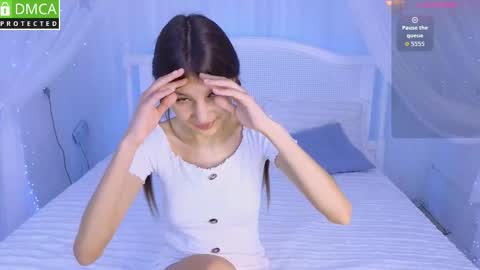 Snapshot of little__lunaa chatting on March 22, 10:29 am online show from March 22, 10:29 am