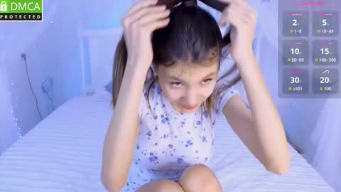 Snapshot of little__lunaa chatting on March 24, 10:42 am online show from March 24, 10:42 am
