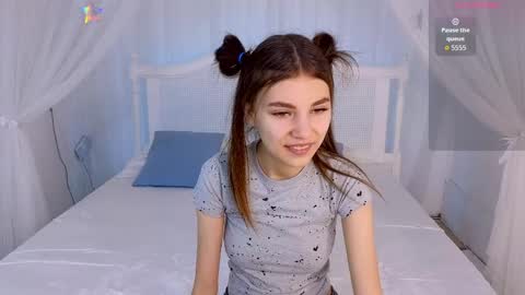 Snapshot of little__lunaa chatting on April 7, 10:48 am online show from April 7, 10:48 am