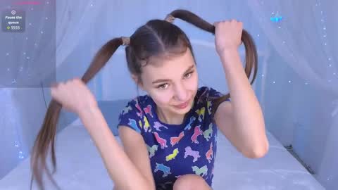 Snapshot of little__lunaa chatting on April 11, 9:57 am online show from April 11, 9:57 am