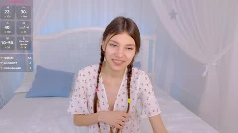 Snapshot of little__lunaa chatting on April 20, 9:12 am online show from April 20, 9:12 am