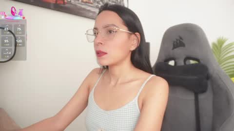 Snapshot of little_eli chatting on May 9, 7:19 pm Help me reach 100 likes online show from May 9, 7:19 pm