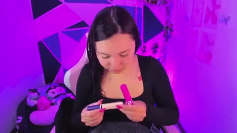 Snapshot of little_emma0 chatting on June 18, 6:23 pm Carol online show from June 18, 6:23 pm