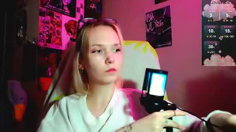 Snapshot of little_sugar_queen chatting on July 15, 9:09 pm Akin online show from July 15, 9:09 pm