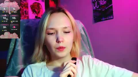 Snapshot of little_sugar_queen chatting on July 25, 8:17 pm Akin online show from July 25, 8:17 pm