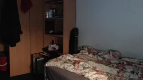 littlealien7 online show from April 4, 6:05 pm