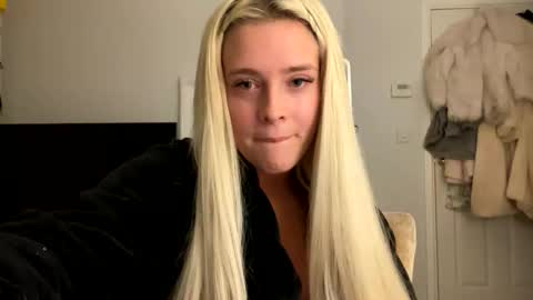 Snapshot of littleblonde010 chatting on November 14, 8:29 pm Littleblonde010 online show from November 14, 8:29 pm