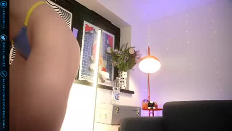Snapshot of littlee33 chatting on July 28, 9:36 pm Emily Hill online show from July 28, 9:36 pm