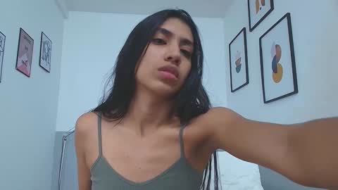 Snapshot of littlee_emilyy_ chatting on December 5, 12:22 pm Emily online show from December 5, 12:22 pm
