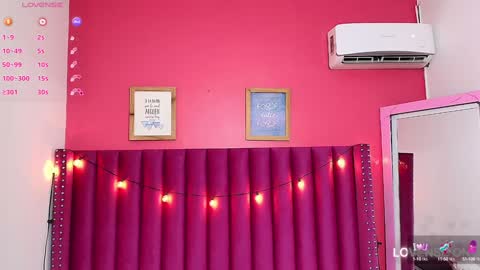 Snapshot of littlee_emilyy_ chatting on January 24, 2:39 am Emily online show from January 24, 2:39 am