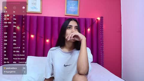 Snapshot of littlee_emilyy_ chatting on January 28, 2:53 am Emily online show from January 28, 2:53 am