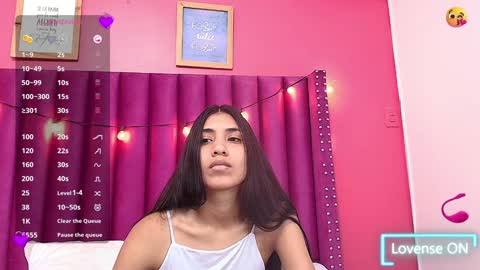 Snapshot of littlee_emilyy_ chatting on February 6, 9:28 pm Emily online show from February 6, 9:28 pm