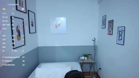 Snapshot of littlee_emilyy_ chatting on February 18, 2:59 am Emily online show from February 18, 2:59 am