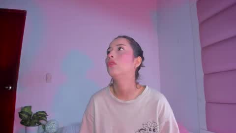 littlee_emma_ online show from October 2, 3:13 am