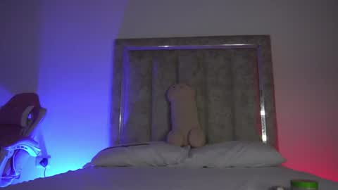 Snapshot of littlee_emma_ chatting on June 26, 12:26 am littlee_emma_ online show from June 26, 12:26 am