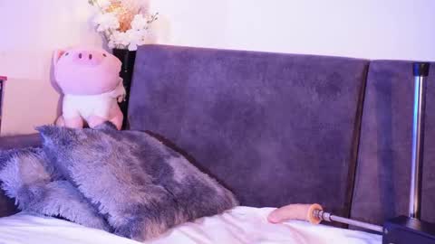 Snapshot of littlee_sophi_ chatting on April 28, 2:27 am Sophie online show from April 28, 2:27 am