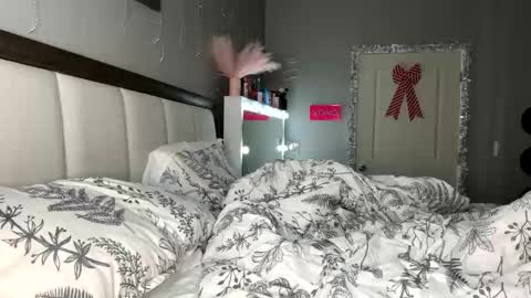 Snapshot of littleemommaa23 chatting on January 28, 6:05 am LittleMomma online show from January 28, 6:05 am