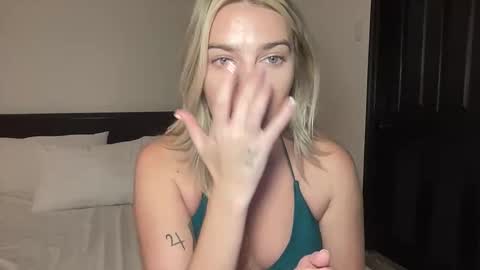 Snapshot of littlemaryjane19 chatting on November 10, 4:00 am Marciabrady online show from November 10, 4:00 am