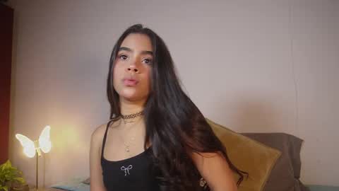 littletammy_ online show from April 19, 3:55 pm