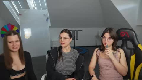 Snapshot of livehub054 chatting on April 24, 10:18 am Sheryl online show from April 24, 10:18 am