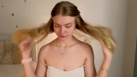 Snapshot of livia_hot chatting on April 25, 12:30 pm livia_hot online show from April 25, 12:30 pm