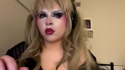 Snapshot of livvybee chatting on February 19, 9:05 am livvybee online show from February 19, 9:05 am