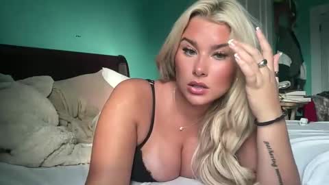 Snapshot of livvymack chatting on November 5, 2:06 pm Livvy online show from November 5, 2:06 pm