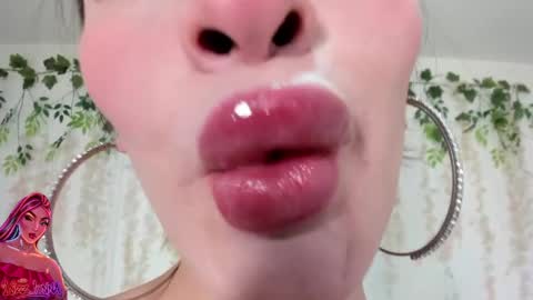 Snapshot of liz_lunaa chatting on May 7, 9:20 pm Liz Luna online show from May 7, 9:20 pm