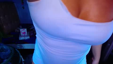 Snapshot of liz_tyler chatting on June 5, 10:48 pm Liz Tyler online show from June 5, 10:48 pm