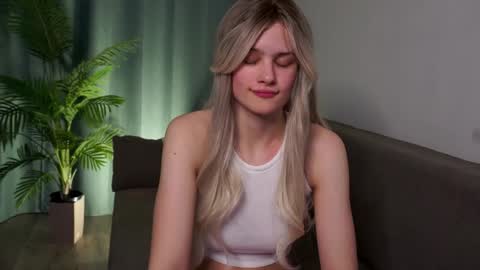 Snapshot of lizbethcoll chatting on January 23, 10:44 pm Sunnheart online show from January 23, 10:44 pm