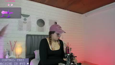 Snapshot of lizzie_evans chatting on June 13, 12:03 pm Lizzie online show from June 13, 12:03 pm