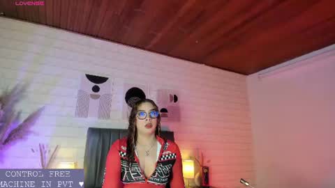 Snapshot of lizzie_evans chatting on June 22, 12:02 pm Lizzie online show from June 22, 12:02 pm