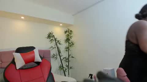 Snapshot of lizzie_williamss chatting on July 2, 3:23 am lizzie_williamss online show from July 2, 3:23 am