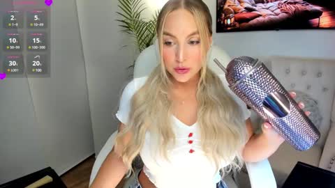 Snapshot of lizztayler_ chatting on January 27, 1:26 am lizztayler online show from January 27, 1:26 am
