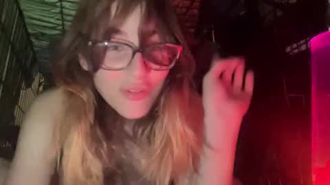 Snapshot of lizzylonestar chatting on May 26, 10:50 pm lizzylonestar online show from May 26, 10:50 pm
