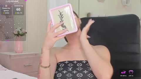 Snapshot of lizzyrossie chatting on May 25, 9:43 pm Lizzy Rossie online show from May 25, 9:43 pm