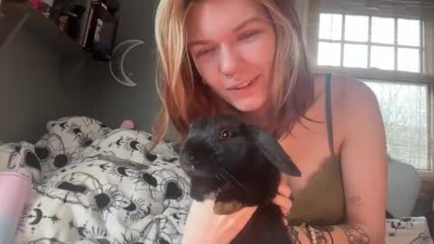 Snapshot of lizzyylovesick chatting on January 27, 2:13 pm lizzybunny online show from January 27, 2:13 pm