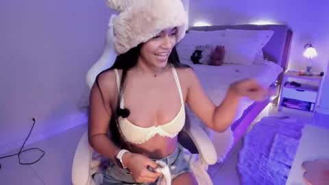 Snapshot of lm_kloeeh chatting on May 27, 12:18 am Kloe see you 28-11 to celebrate my birthday online show from May 27, 12:18 am