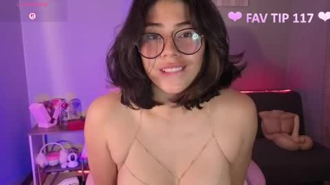 Snapshot of loaluxury chatting on May 19, 4:24 pm Pamela online show from May 19, 4:24 pm