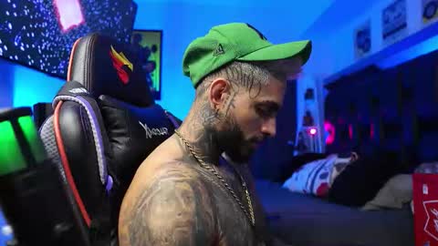 Snapshot of logan_hugh8 chatting on February 1, 12:53 am logan_hugh8 online show from February 1, 12:53 am