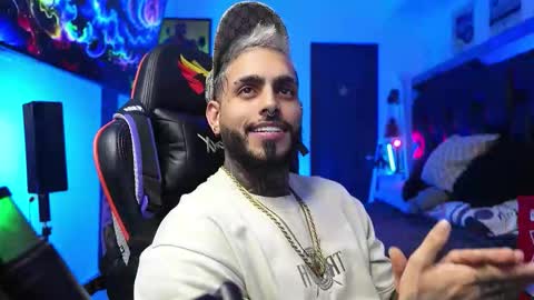 Snapshot of logan_hugh8 chatting on February 3, 6:22 am logan_hugh8 online show from February 3, 6:22 am