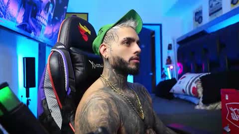 Snapshot of logan_hugh8 chatting on February 8, 6:00 pm logan_hugh8 online show from February 8, 6:00 pm