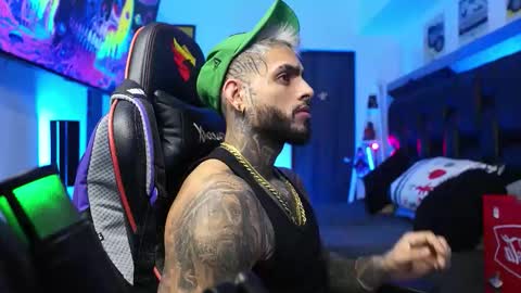 Snapshot of logan_hugh8 chatting on February 10, 9:13 am logan_hugh8 online show from February 10, 9:13 am